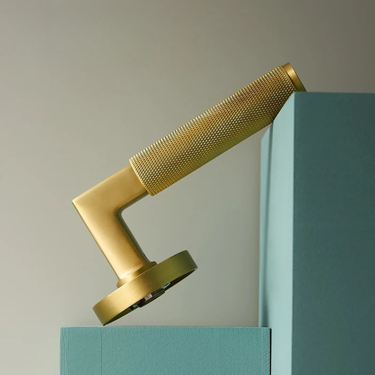 Comment choisir la poignée de porte idéale pour sublimer votre intérieur ?